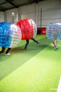 BUBBLE FOOT ARENA FOOTBALL ANNIVERSAIRES TEAMBUILDING BOULES GEANTES GONFLABES ANIMATION ACTIVITES SPORTIVES FUN LOISIRS DIVERTISSEMENT JEU EQUIPE GROUPE EVG EVF ENTERREMENT VIE GARCON FILLE BULLES GEANTES