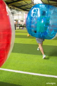 BUBBLE FOOT ARENA FOOTBALL ANNIVERSAIRES TEAMBUILDING BOULES GEANTES GONFLABES ANIMATION ACTIVITES SPORTIVES FUN LOISIRS DIVERTISSEMENT JEU EQUIPE GROUPE EVG EVF ENTERREMENT VIE GARCON FILLE BULLES GEANTES