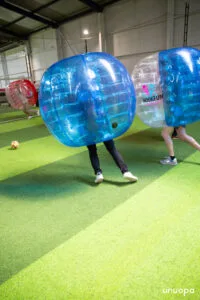 BUBBLE FOOT ARENA FOOTBALL ANNIVERSAIRES TEAMBUILDING BOULES GEANTES GONFLABES ANIMATION ACTIVITES SPORTIVES FUN LOISIRS DIVERTISSEMENT JEU EQUIPE GROUPE EVG EVF ENTERREMENT VIE GARCON FILLE BULLES GEANTES