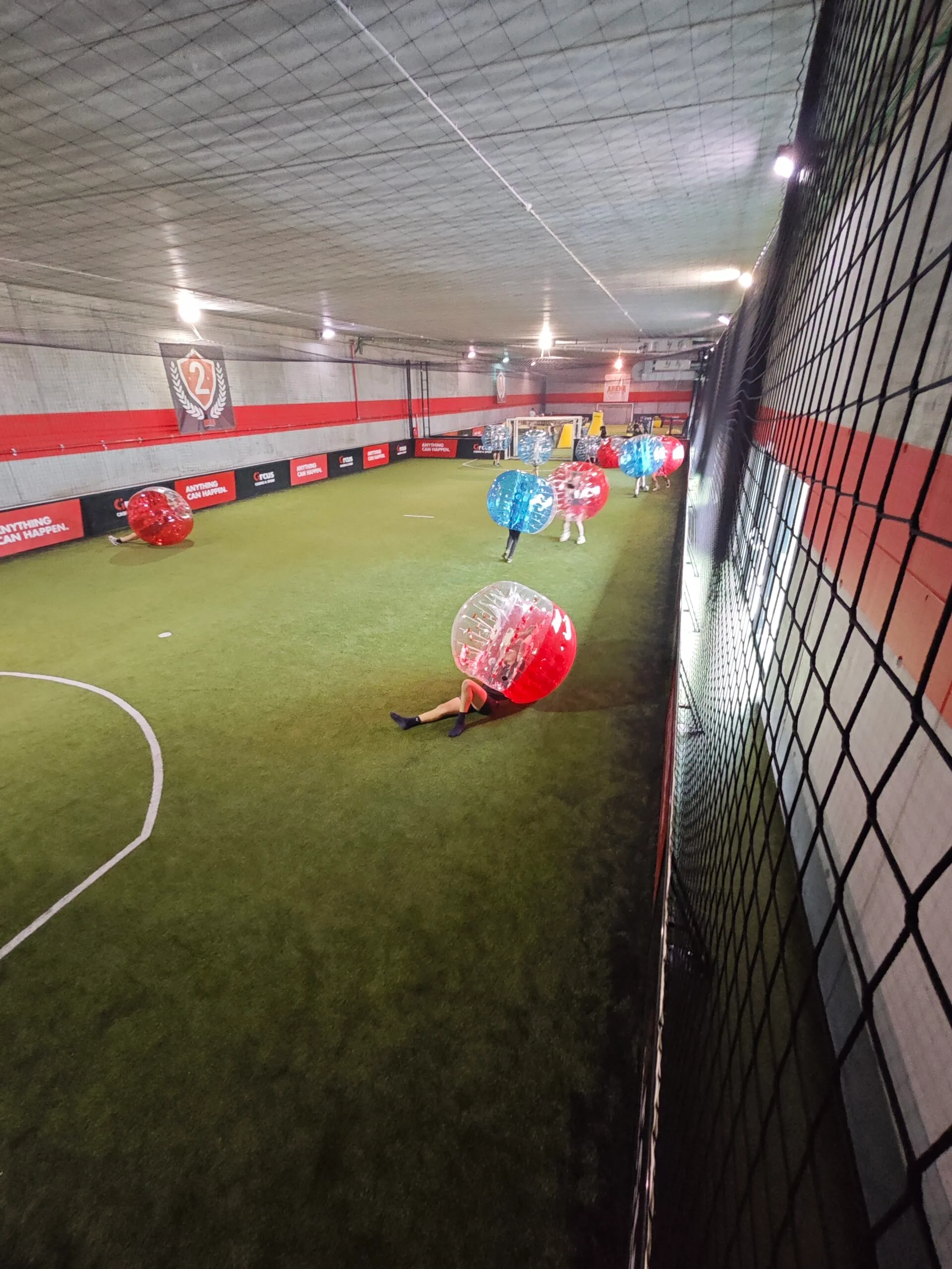 BUBBLE FOOT ARENA FOOTBALL ANNIVERSAIRES TEAMBUILDING BOULES GEANTES GONFLABES ANIMATION ACTIVITES SPORTIVES FUN LOISIRS DIVERTISSEMENT JEU EQUIPE GROUPE EVG EVF ENTERREMENT VIE GARCON FILLE BULLES GEANTES