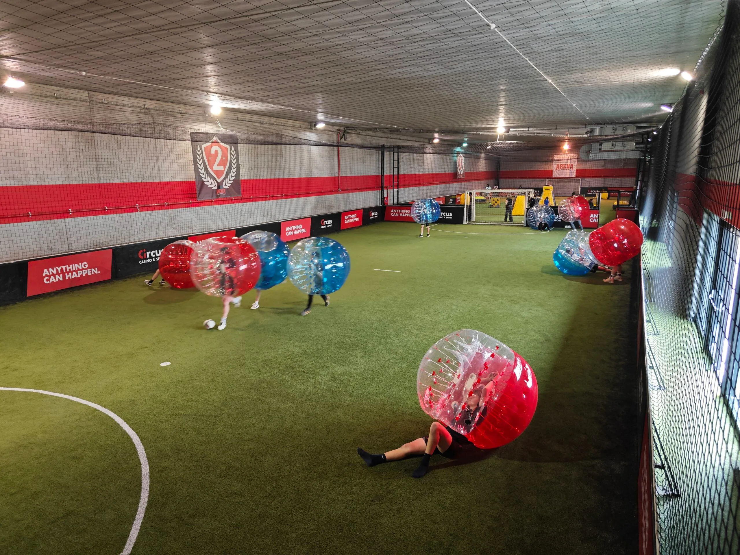 BUBBLE FOOT ARENA FOOTBALL ANNIVERSAIRES TEAMBUILDING BOULES GEANTES GONFLABES ANIMATION ACTIVITES SPORTIVES FUN LOISIRS DIVERTISSEMENT JEU EQUIPE GROUPE EVG EVF ENTERREMENT VIE GARCON FILLE BULLES GEANTES